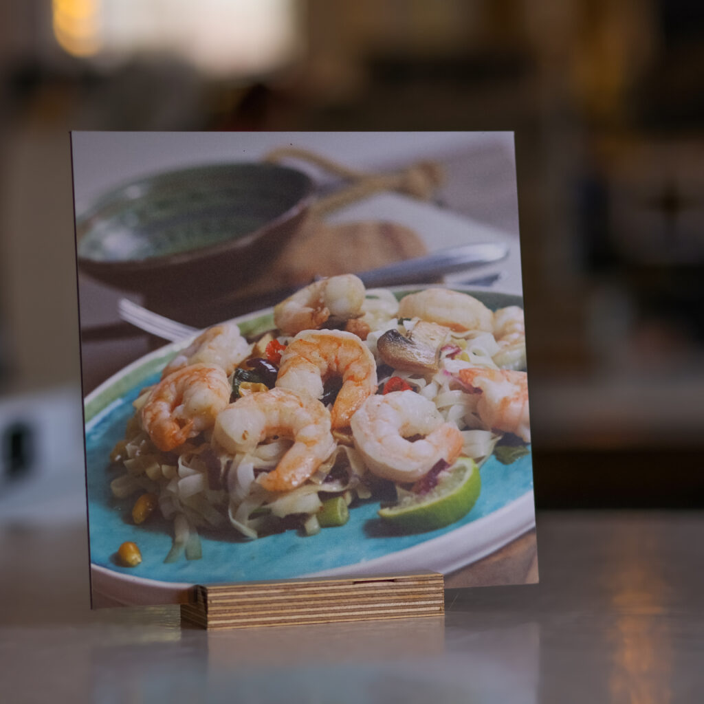 Foodfoto van garnalen op een houten fotoblok