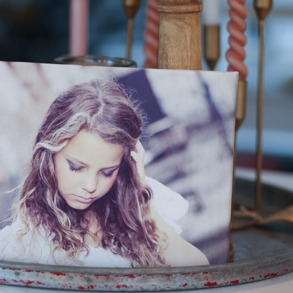 Portret van een meisje op een glasplaat, fotoproduct