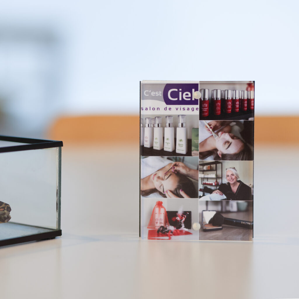Fotocollage op een acrylblok voor een bedrijf