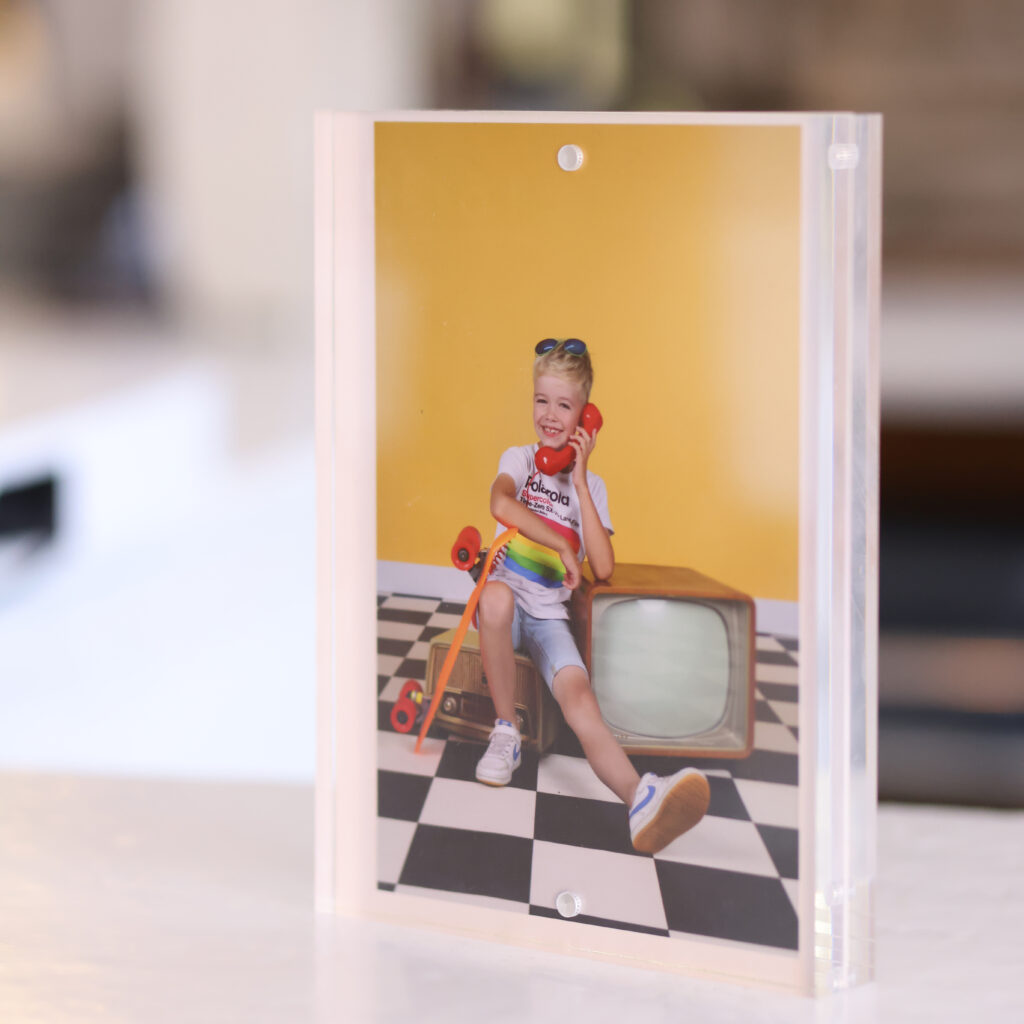 Foto van een meisje met rolschaatsen in een acryl fotoblok