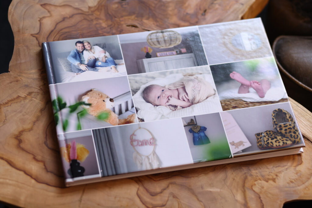 Fotoboek met kinderfoto's op de kaft op een houten tafel