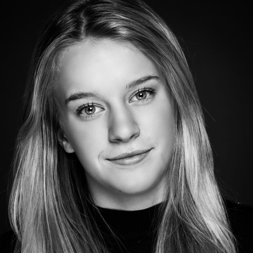 Zwart-witportret van een tienermeisje met lang blond haar, Pure Portrait