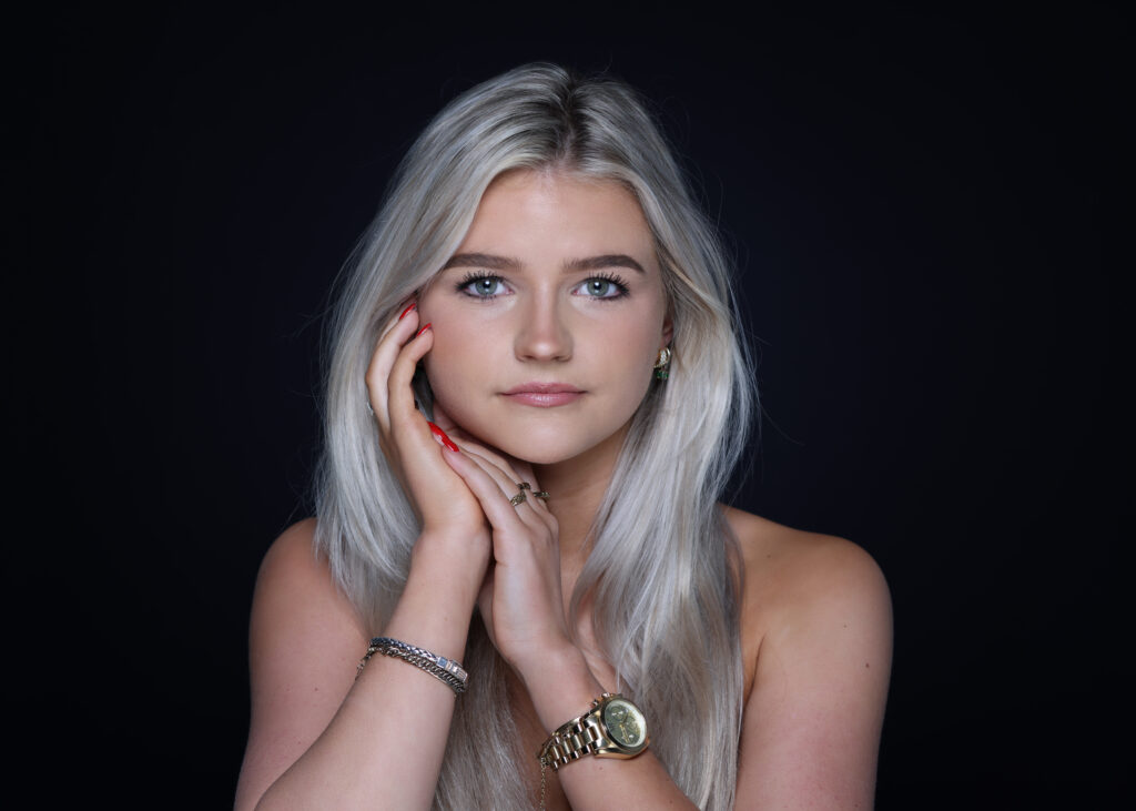 Vrouw met lang zilverblond haar en hand aan haar gezicht, Pure Portrait