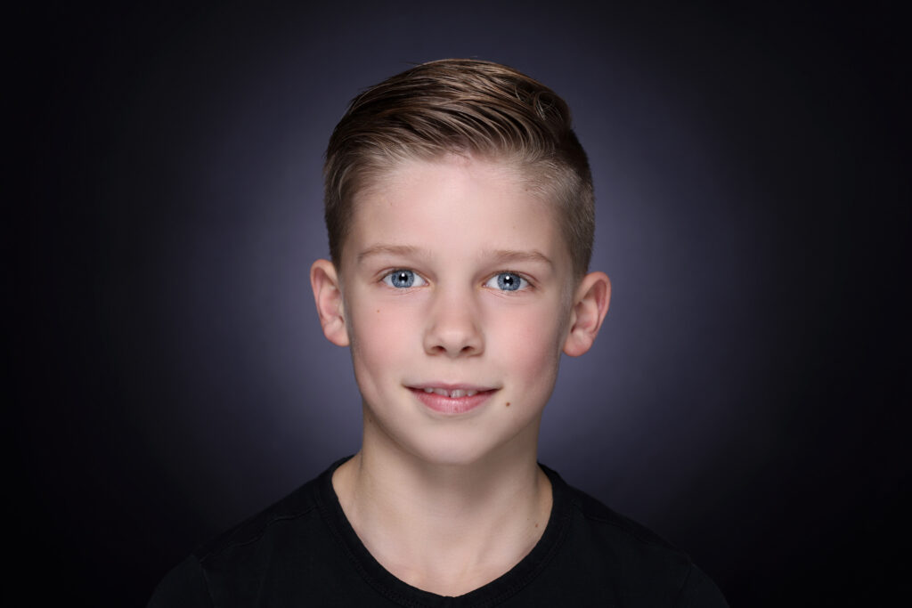 Portret van een jongen in zwart shirt, Pure Portrait