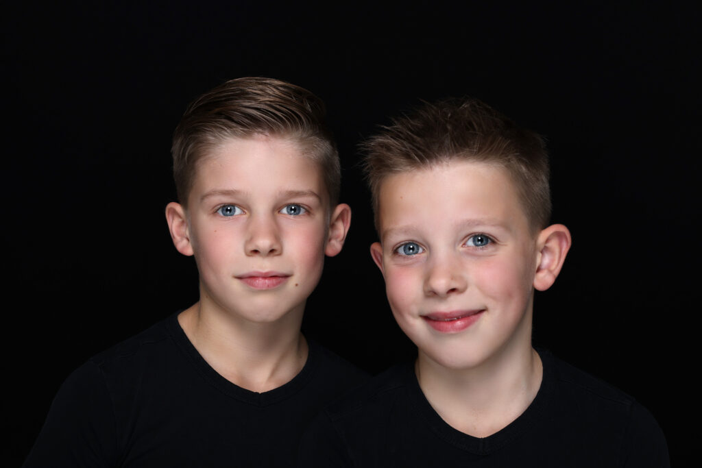 Twee broers samen tegen een zwarte achtergrond, Pure Portrait