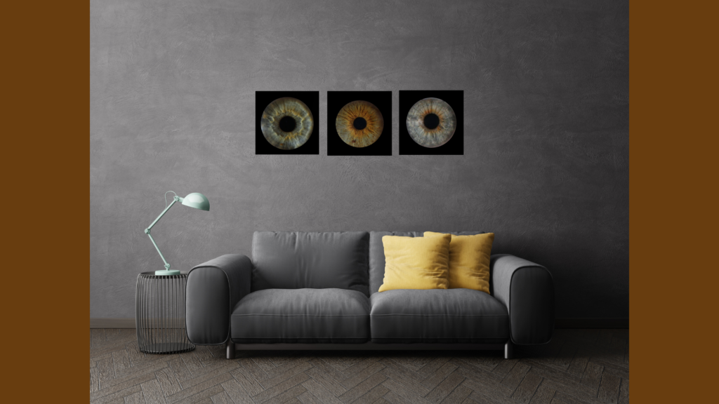 Drie irisfoto's boven een grijze bank, irisfoto als wanddecoratie