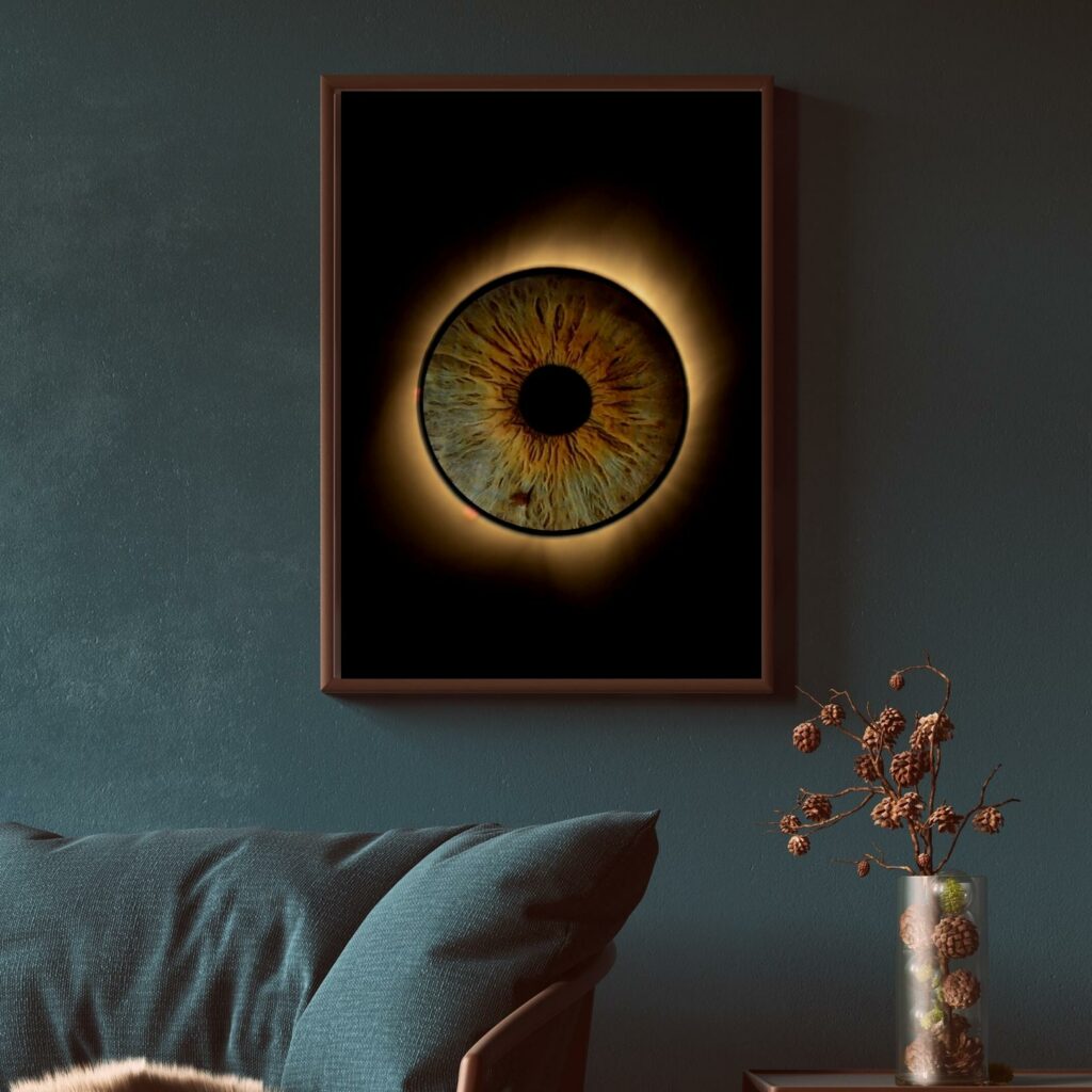 Grote irisfoto aan een donkergroene muur in een woonkamer