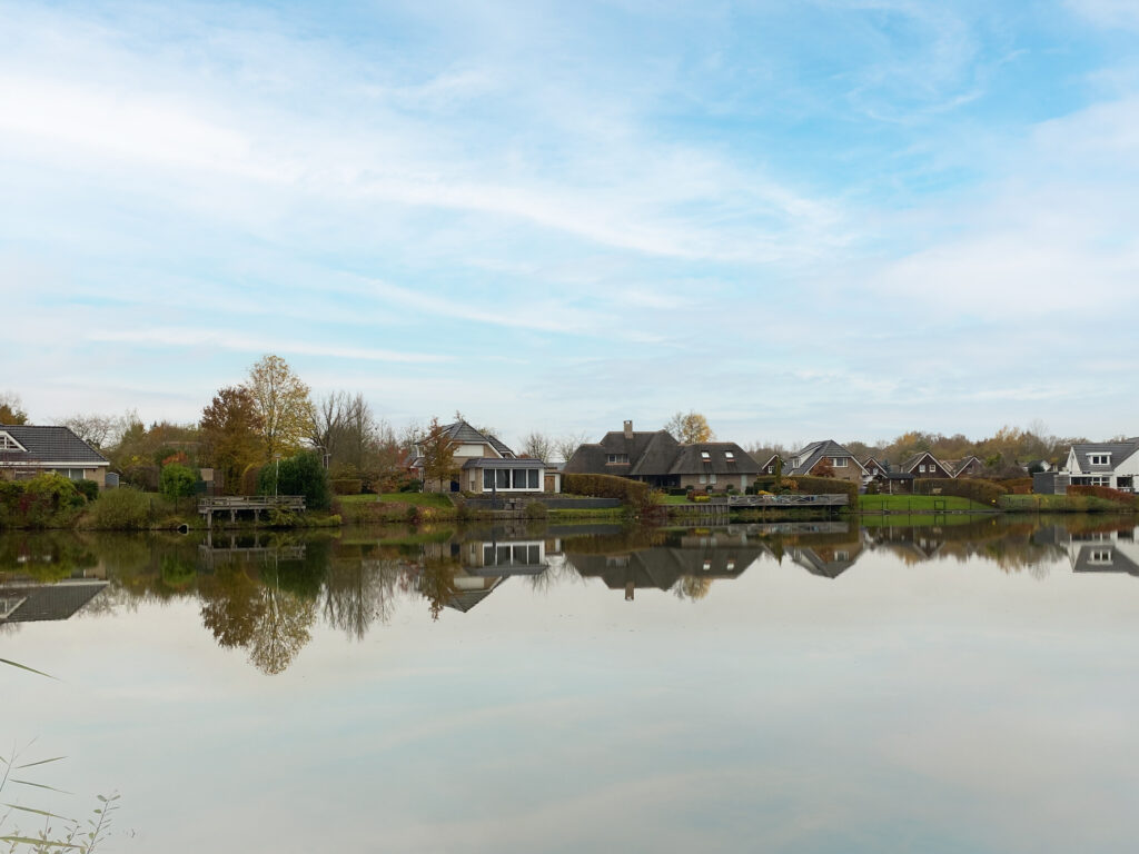 Vrijstaande woning aan het water in Twente, gefotografeerd voor een makelaar