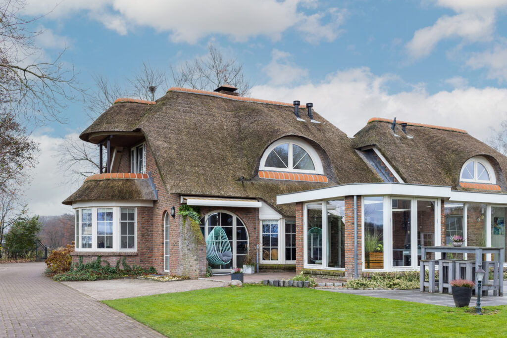 Woonboerderij met rieten dak in Twente, buitenfoto voor de verkoop van de woning