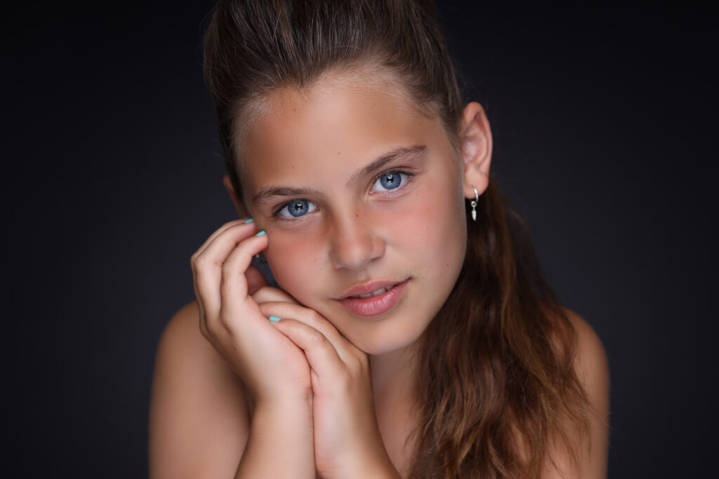 Meisje met de handen onder haar kin, Pure Portrait in kleur