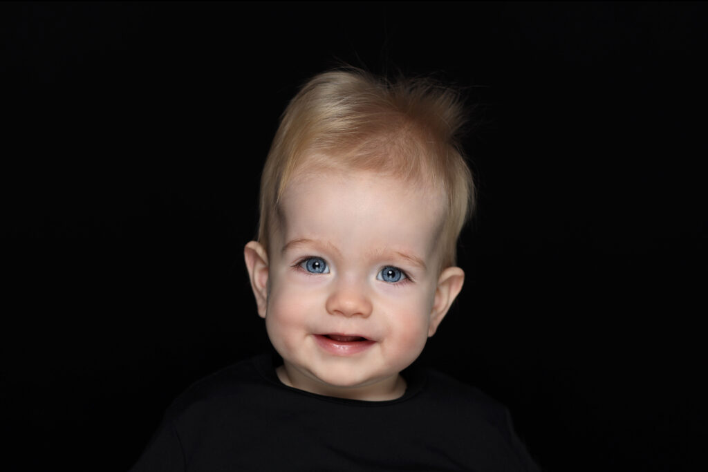Lachende baby tegen een donkere achtergrond, Pure Portrait