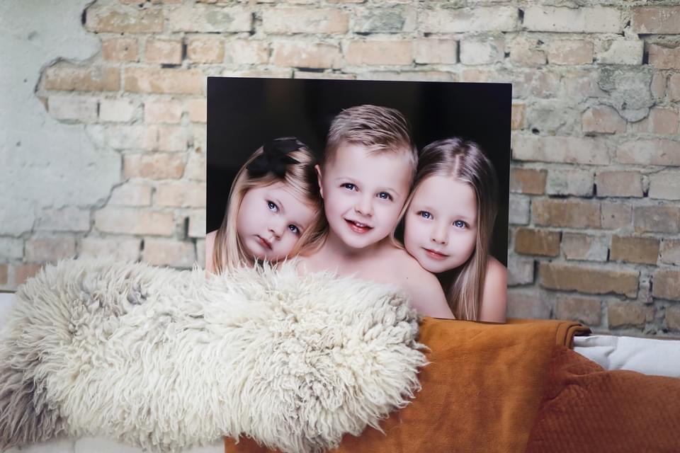 Groot kinderportret aan een bakstenen muur boven een vachtje, wanddecoratie