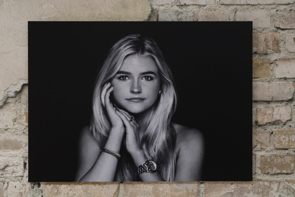 Zwart-wit Pure Portrait als wanddecoratie aan een bakstenen muur