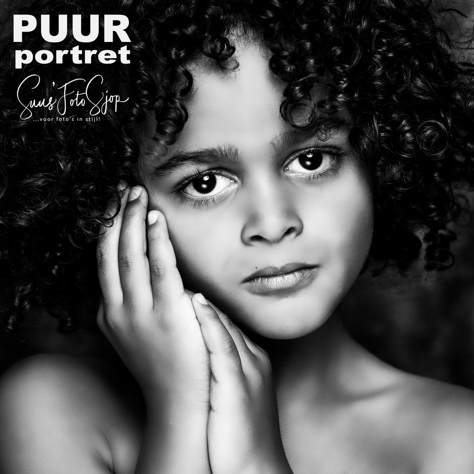 Zwart-witportret van een jongen met krullen, puur portret