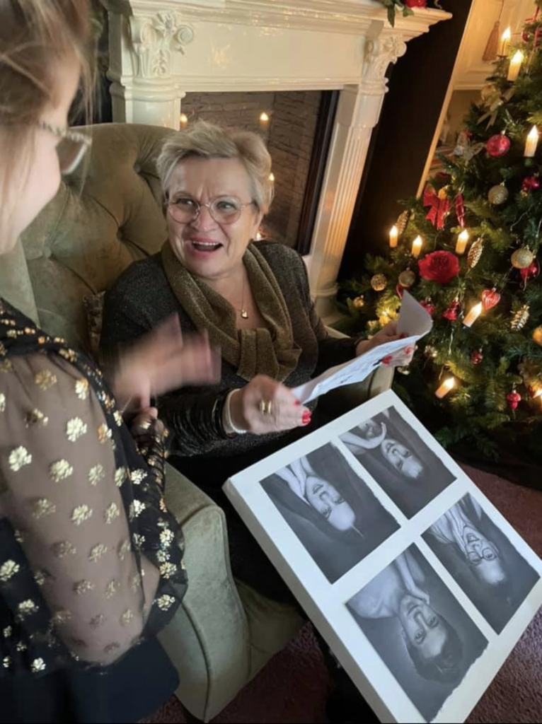 Oma bekijkt een fotoalbum bij de kerstboom, fotoproduct