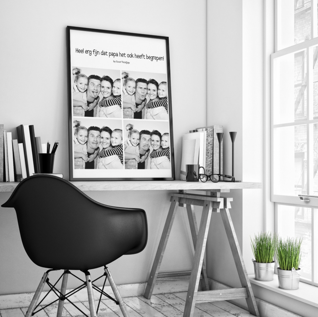 Ingelijste zwart-witfotocollage boven een bureau, wanddecoratie