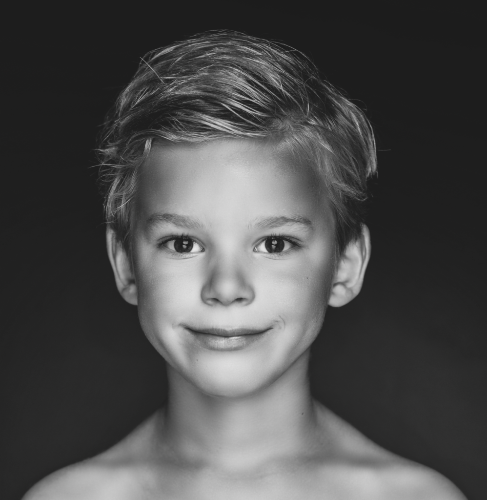 Zwart-witportret van een jongen met kort blond haar
