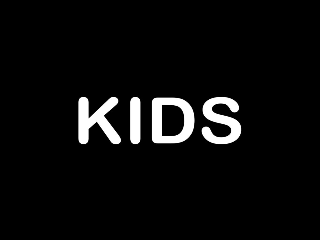 Zwarte tegel met het woord KIDS voor de modellencasting