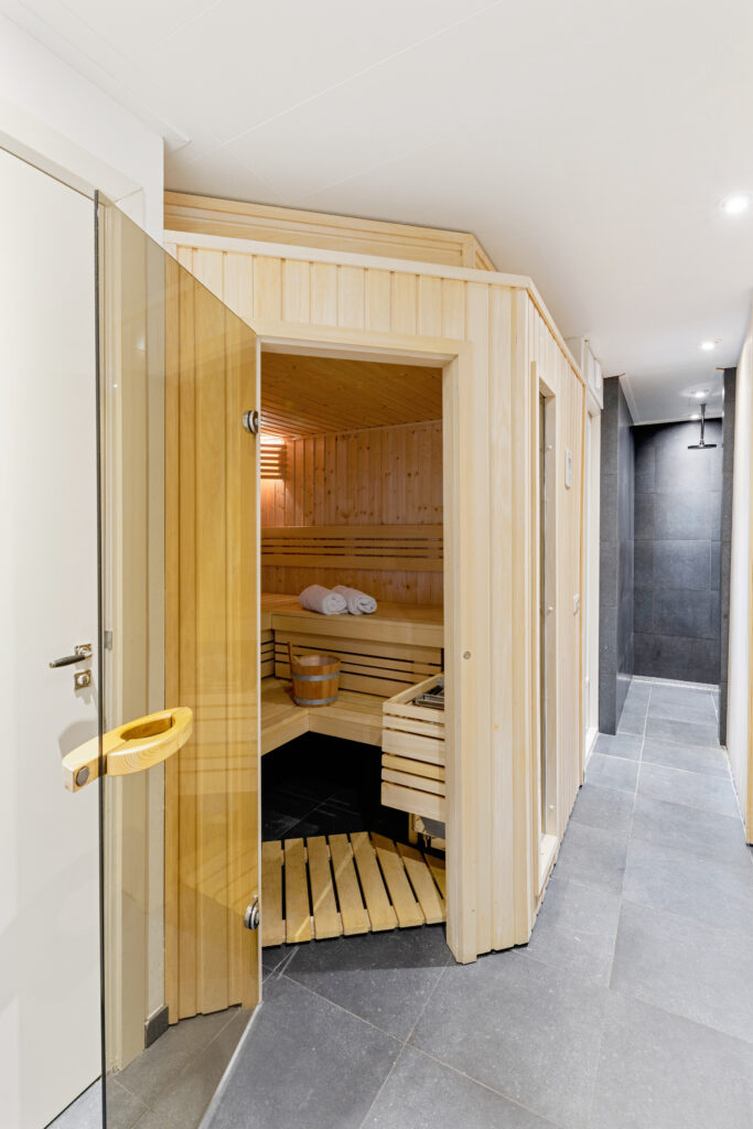 Sauna met houten deur in een moderne badkamer, woningfoto