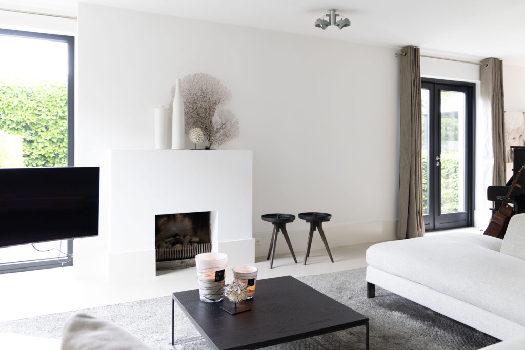 Minimalistische woonkamer met witte haard en salontafel
