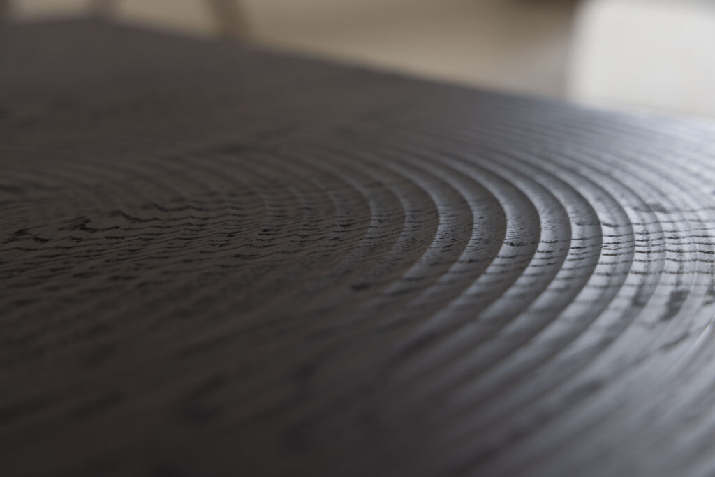 Close-up van een donker houten tafelblad, interieurdetail