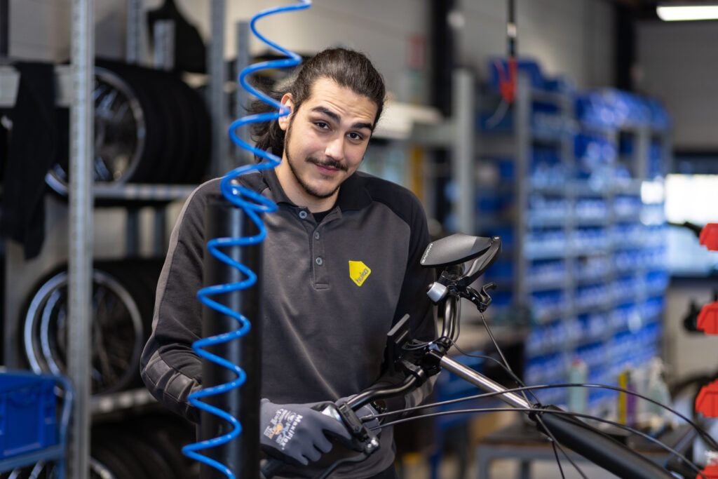 Bedrijfsreportage in Twente: medewerker aan het werk in de werkplaats, gefotografeerd voor de website van het bedrijf