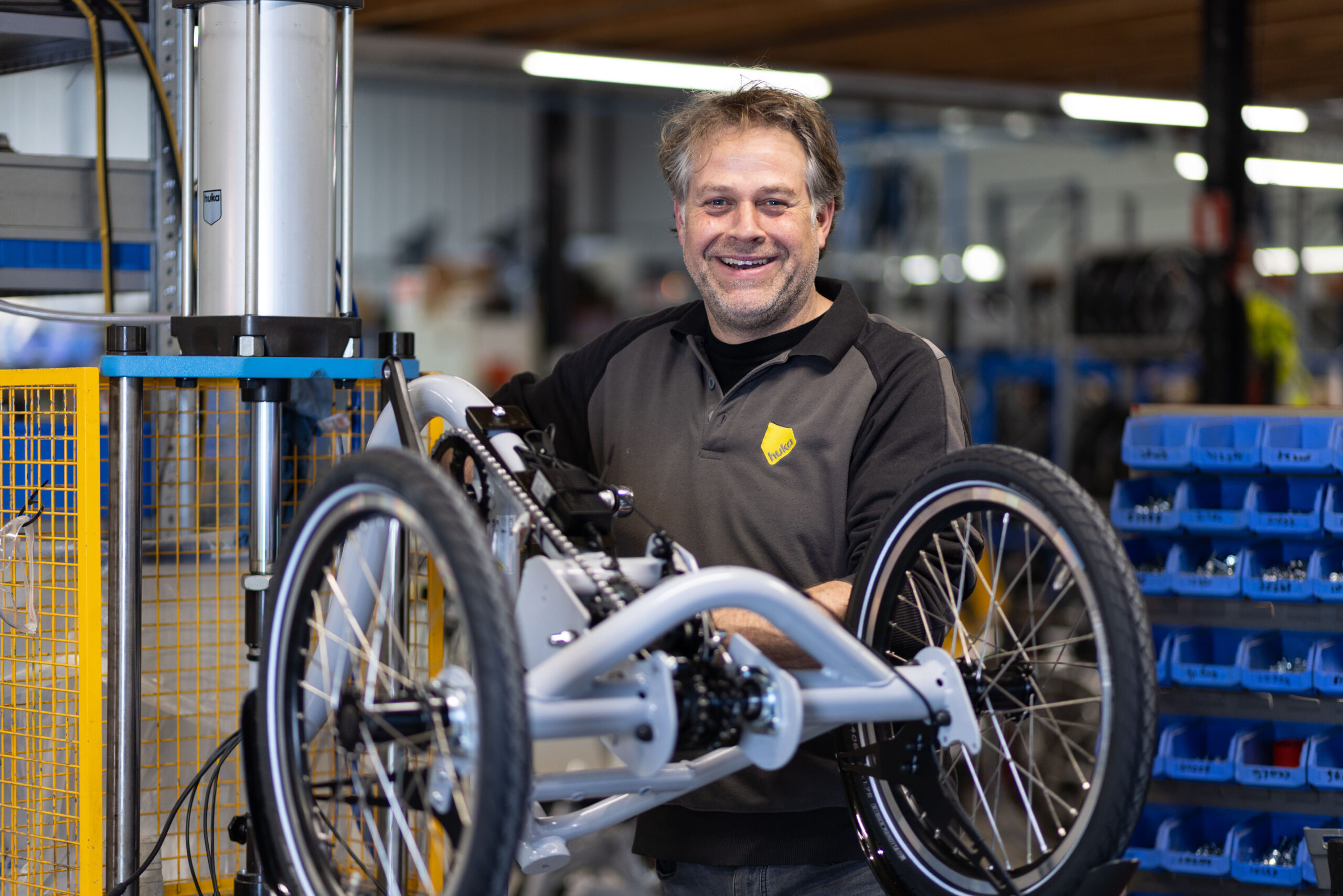 Monteur bij een aangepaste fiets in een werkplaats, bedrijfsportret