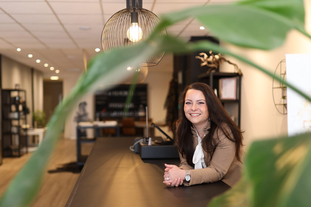 Sfeerimpressie van een bedrijfsruimte in Twente met medewerkers aan het werk