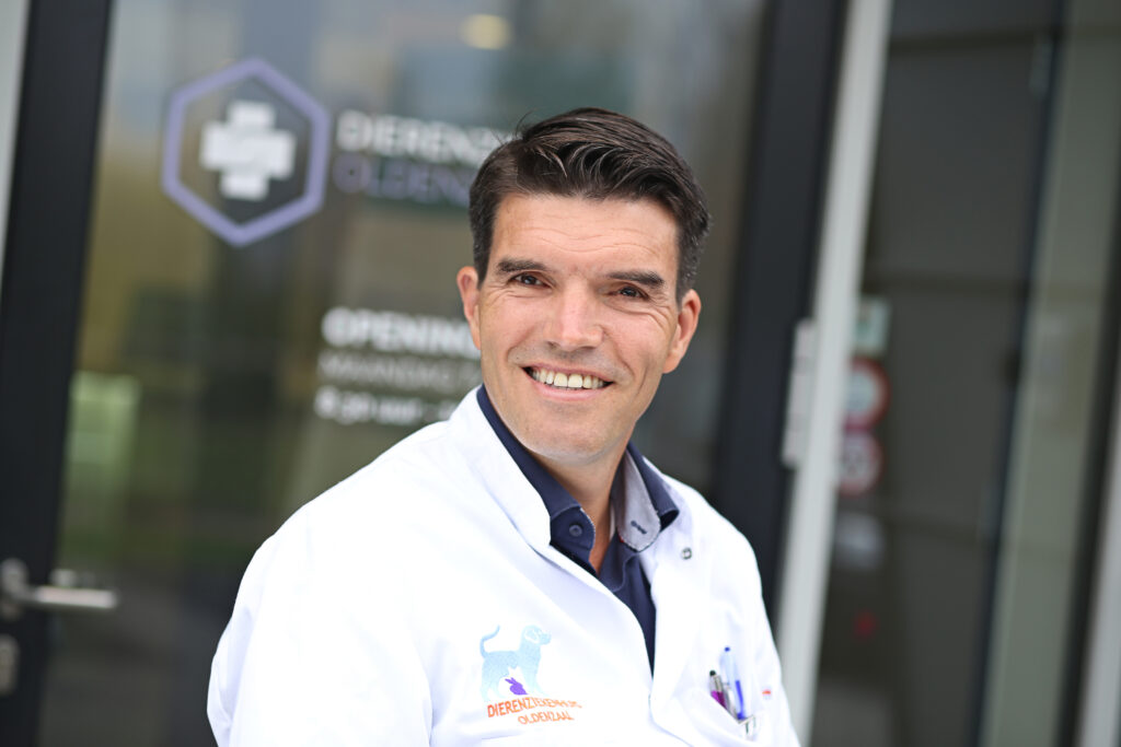 Zakelijk portret van een specialist in werkkleding op locatie in Twente