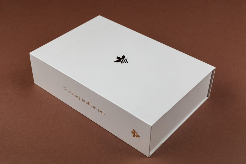 Witte geschenkdoos met logo op een bruine achtergrond, packshot
