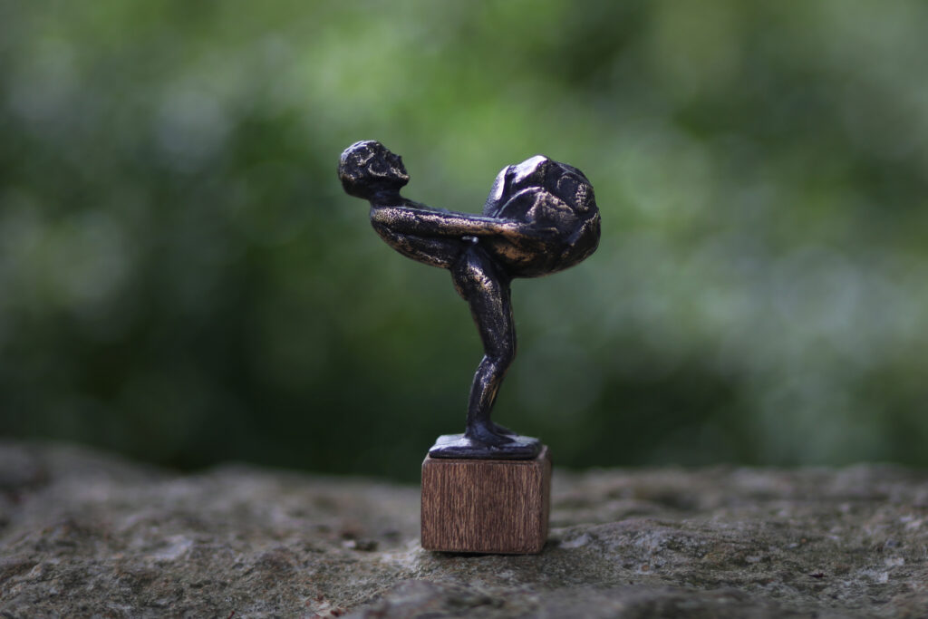 Bronzen beeldje op een sokkel buiten, productfotografie op locatie
