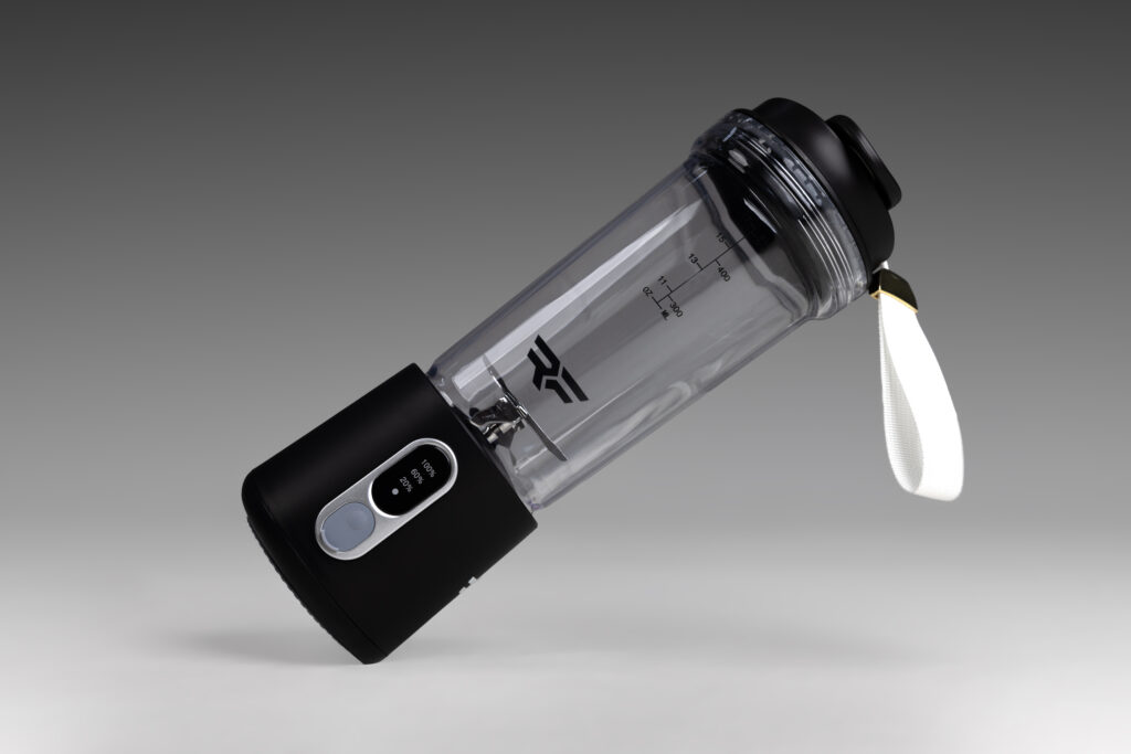 Draagbare blender op een grijze achtergrond, productfotografie