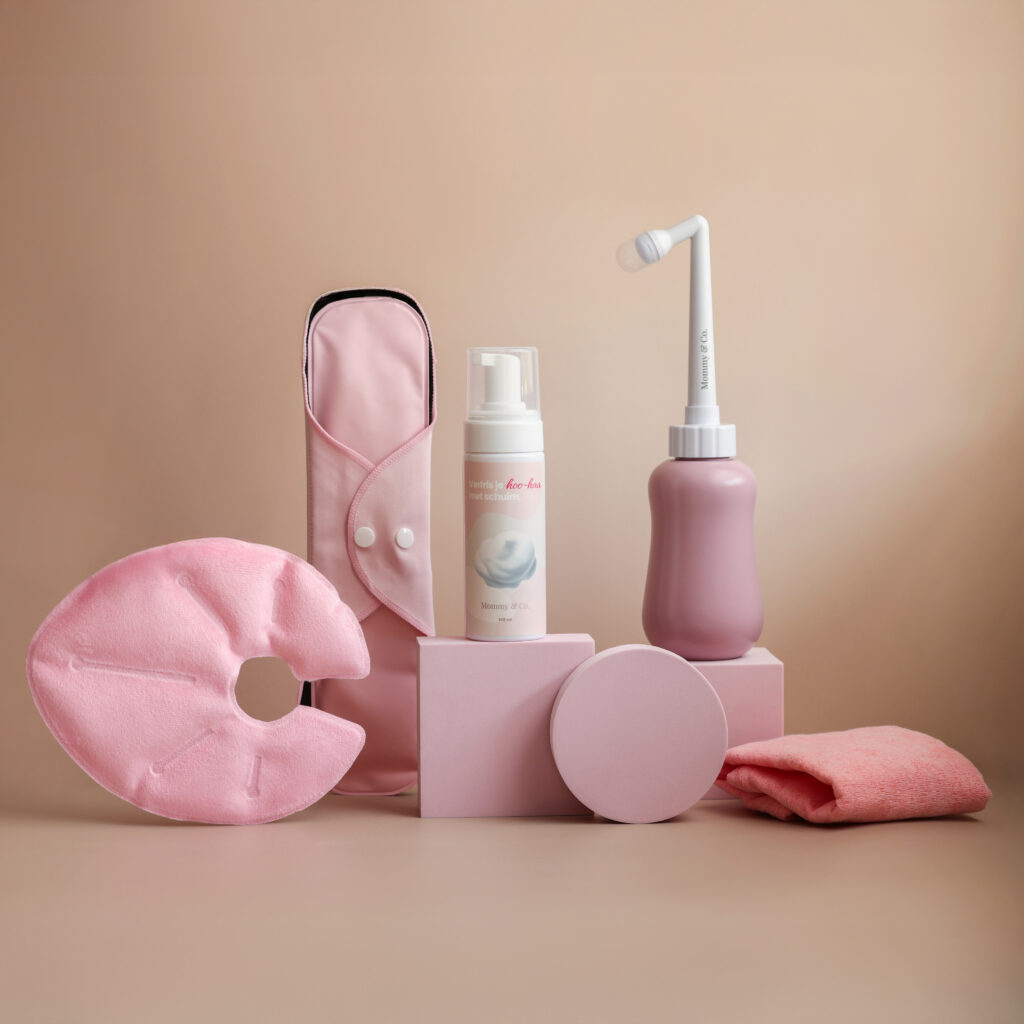 Roze verzorgingsproducten gestyled op roze blokken, productfotografie