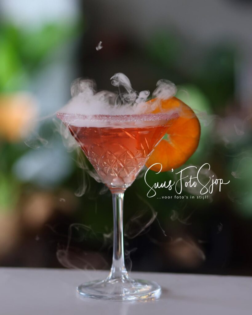 Roze cocktail met rook en sinaasappelschijf, drankfotografie