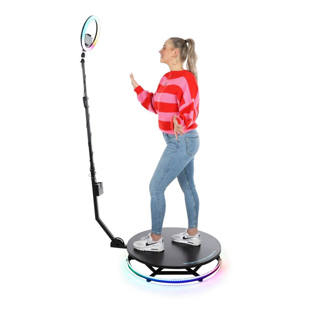 Vrouw op een 360-graden fotoplatform met ringlamp, productfotografie