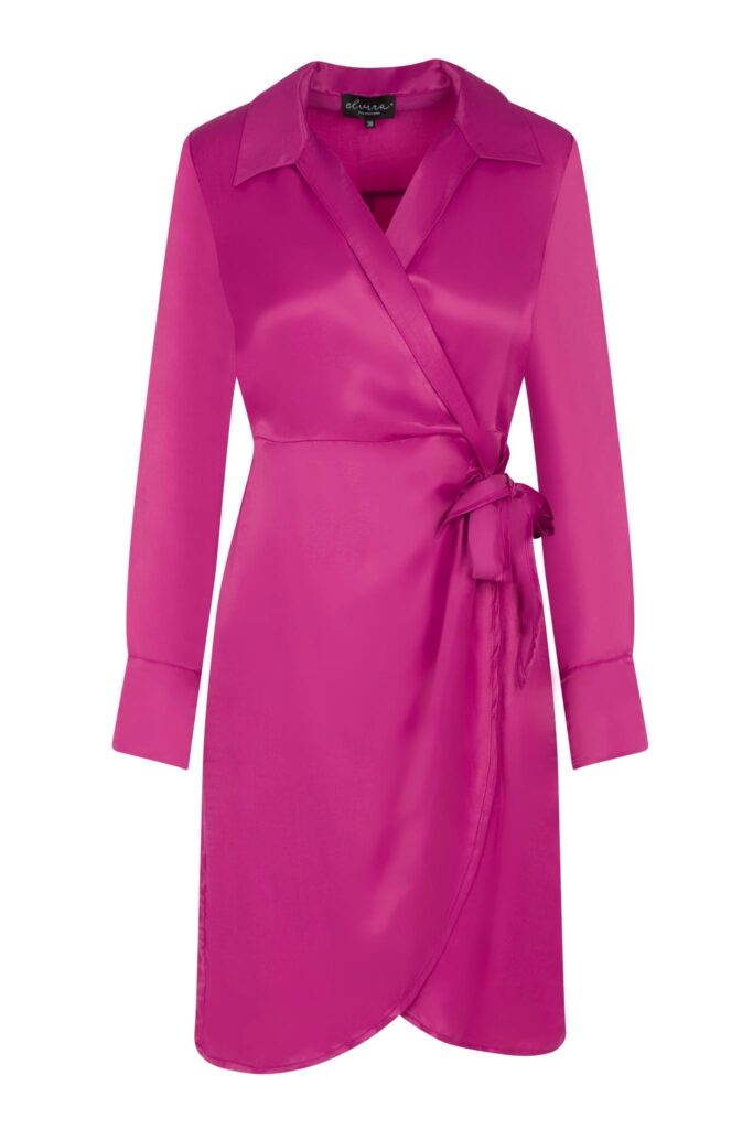 Fuchsia overslagjurk op een witte achtergrond, kledingfotografie