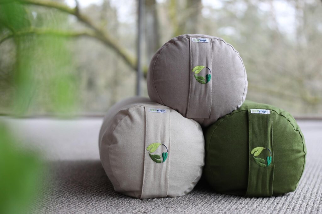 Drie zitpoefs in groen en grijs buiten, productfoto in sfeer