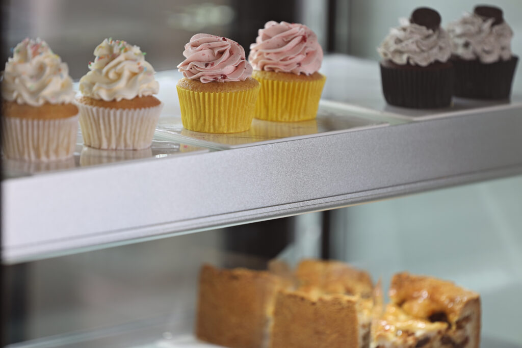 Cupcakes en taartjes in een vitrine, food- en productfotografie