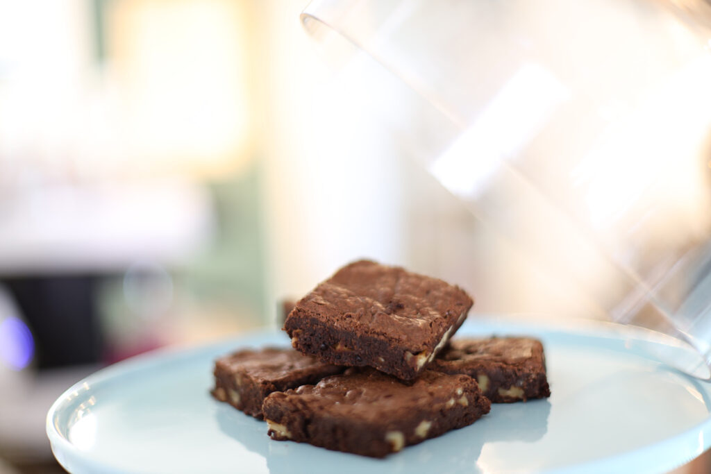 Brownies op een bord met zachte achtergrond, foodfotografie