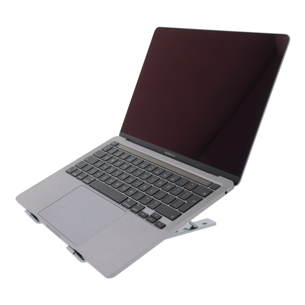 Laptop op een aluminium standaard, productfoto