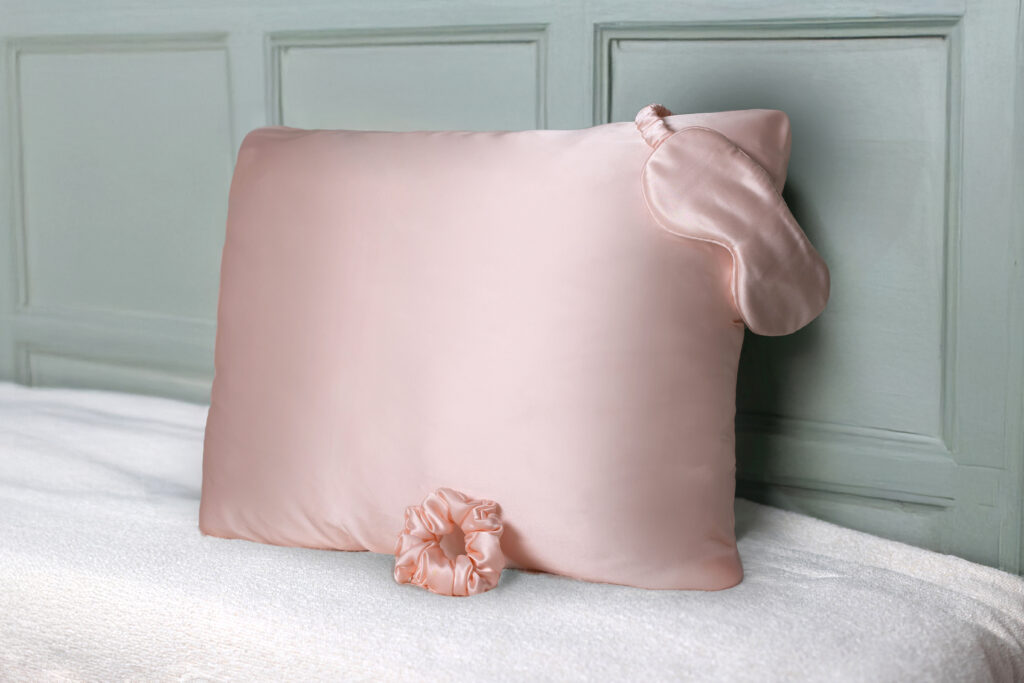 Roze zijden kussensloop op bed, productfotografie