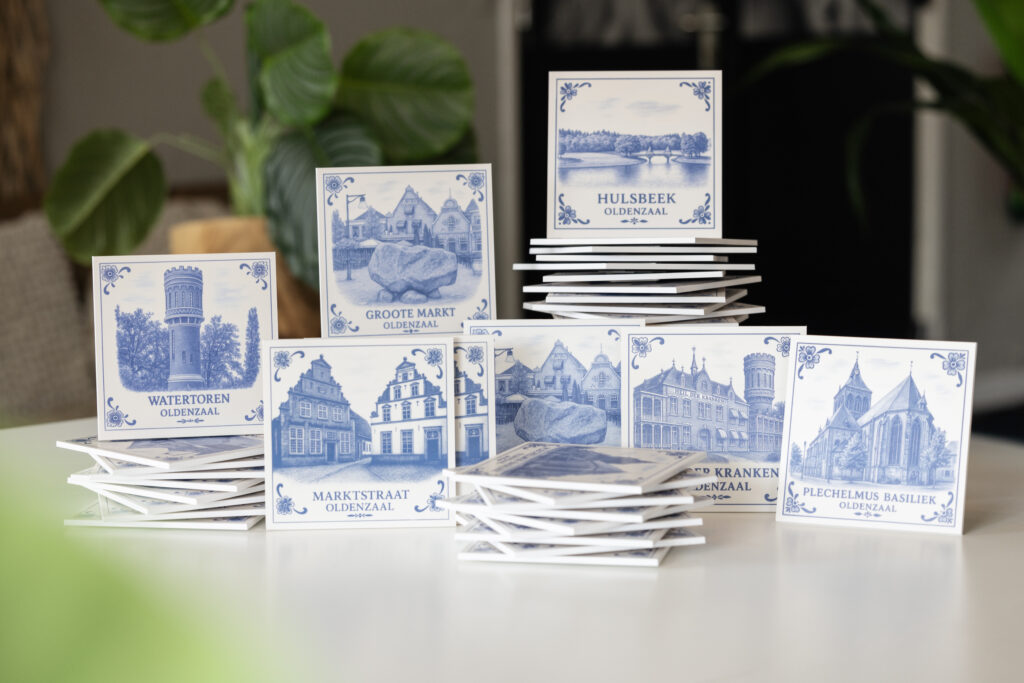 Boeskooltegel - Boeskool tegels - Oldenzaal souvenirs - Oldenzaal cadeau - Boeskool menneke - Forex tegels Oldenzaal - Wanddecoratie Oldenzaal - Iconen van Oldenzaal - Plechelmus basiliek tegel - Marktstraat Oldenzaal - Groote Markt Oldenzaal - Hulsbeek tegel - Stadstheater De Bond - Huttenkloasstoel - Oldenzaalse wandtegel - Tegel met ophangsysteem - Origineel cadeau Oldenzaal - Tegels 15x15 cm - Lokale kunst Oldenzaal - Oldenzaal decoratien - Tegel cadeau Twente - Streekproducten Oldenzaal - Oldenzaalse landmark tegels - Boeskoolstad - Suus' FotoSjop