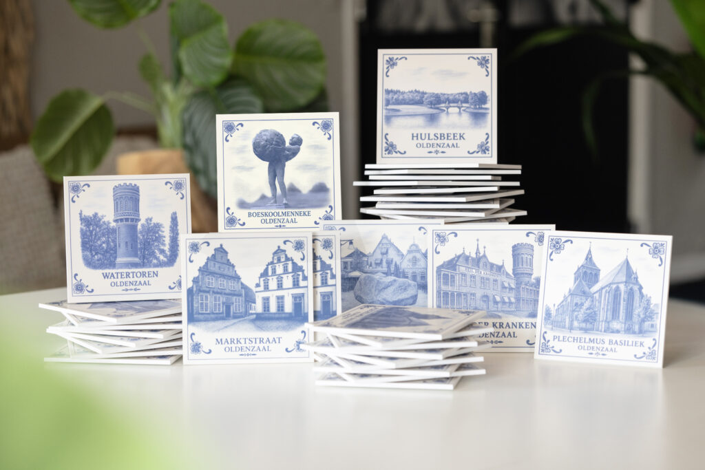 Boeskooltegel - Boeskool tegels - Oldenzaal souvenirs - Oldenzaal cadeau - Boeskool menneke - Forex tegels Oldenzaal - Wanddecoratie Oldenzaal - Iconen van Oldenzaal - Plechelmus basiliek tegel - Marktstraat Oldenzaal - Groote Markt Oldenzaal - Hulsbeek tegel - Stadstheater De Bond - Huttenkloasstoel - Oldenzaalse wandtegel - Tegel met ophangsysteem - Origineel cadeau Oldenzaal - Tegels 15x15 cm - Lokale kunst Oldenzaal - Oldenzaal decoratien - Tegel cadeau Twente - Streekproducten Oldenzaal - Oldenzaalse landmark tegels - Boeskoolstad - Suus' FotoSjop